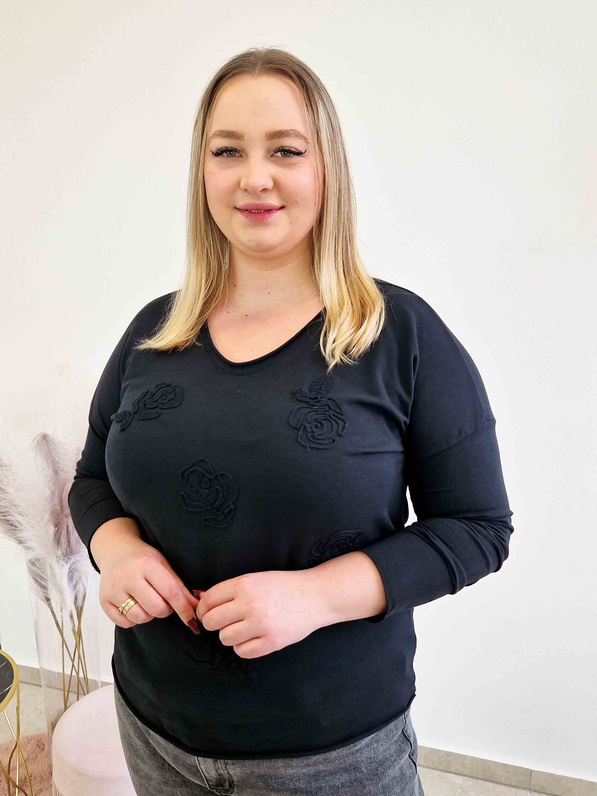 Sklep internetowy NeliNo Bawełniana Bluzka Damska z Długim Rękawem i Różami 3D Czarna - obrazek 2