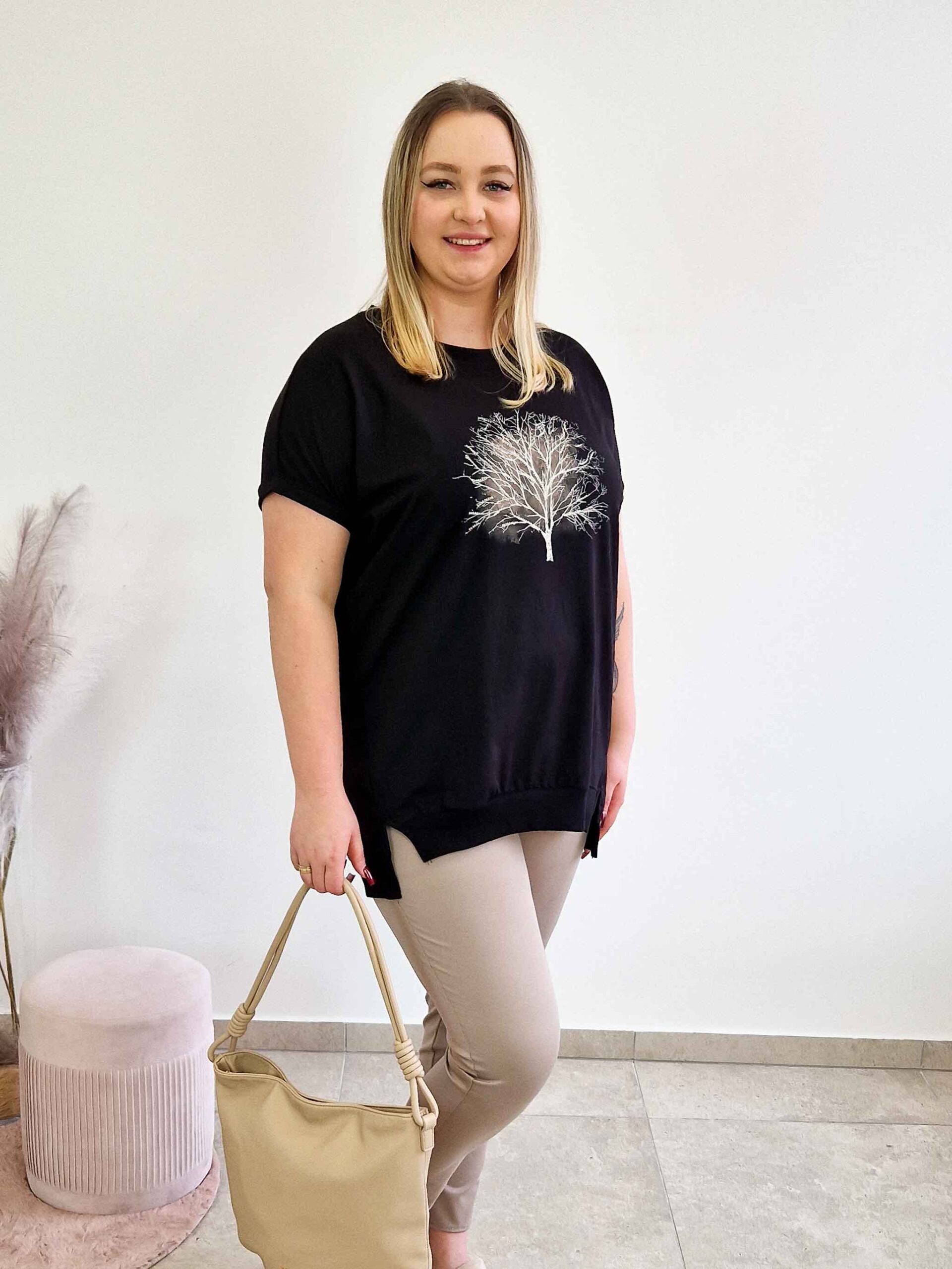 Sklep internetowy NeliNo Bawełniana Luźna Bluzka Damska z Drzewem Czarna - obrazek 2
