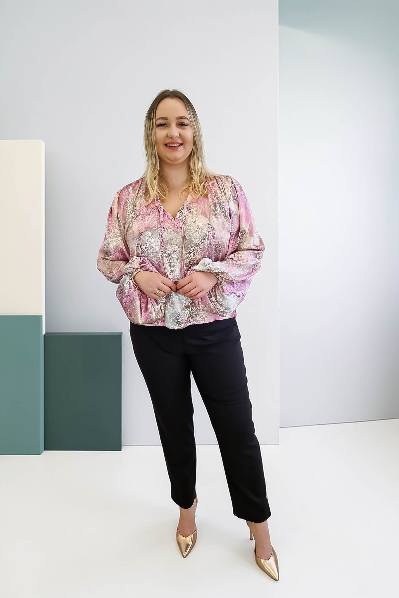 Sklep internetowy NeliNo Bluzka Damska Atłas z Bufiastymi Rękawami Różowo-Beżowa - obrazek 3