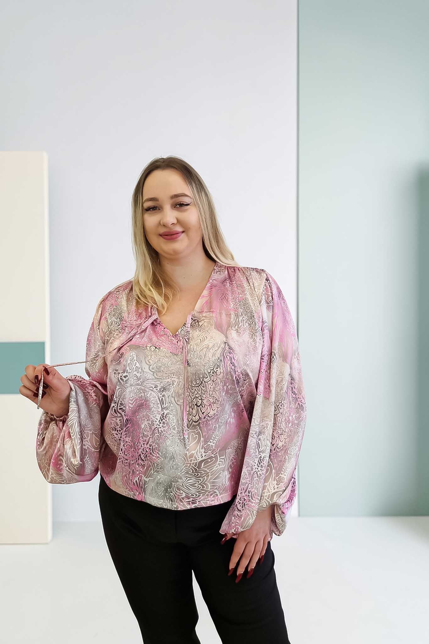 Sklep internetowy NeliNo Bluzka Damska Atłas z Bufiastymi Rękawami Różowo-Beżowa - obrazek 2