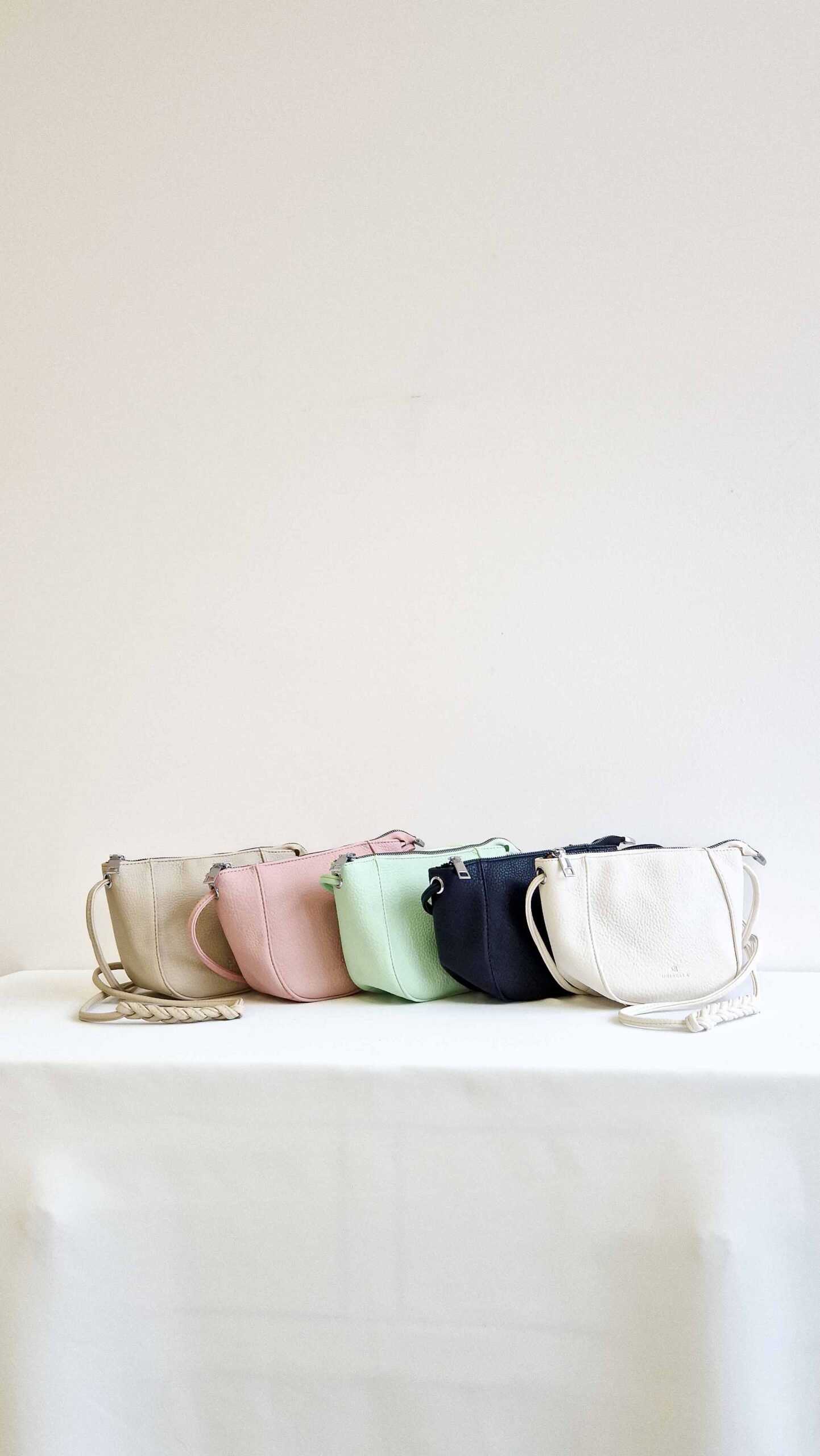 Sklep internetowy NeliNo Czarna Mała Torebka Listonoszka z Warkoczem na Pasku - obrazek 2