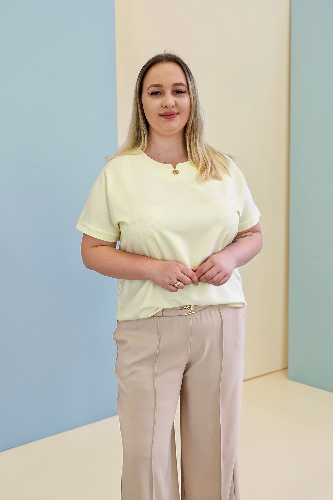 Sklep internetowy NeliNo Elegancka Bluzka z Biżuteryjnym Akcentem przy Dekolcie Żółta