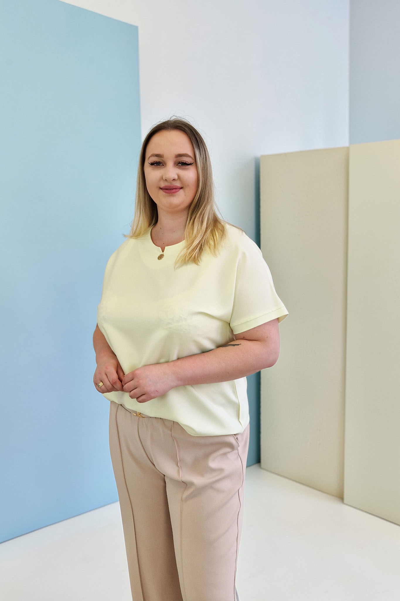 Sklep internetowy NeliNo Elegancka Bluzka z Biżuteryjnym Akcentem przy Dekolcie Żółta - obrazek 2