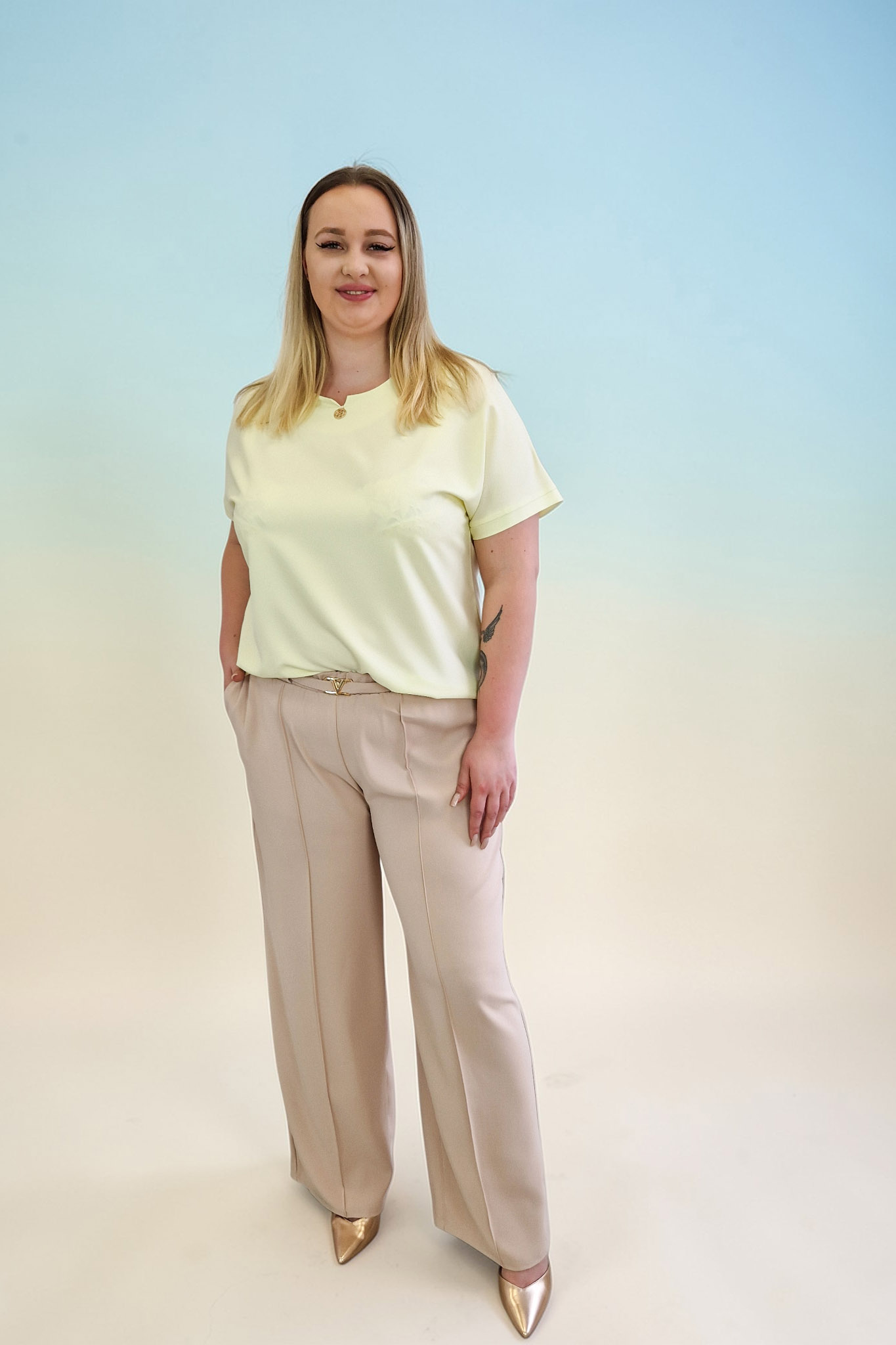 Sklep internetowy NeliNo Elegancka Bluzka z Biżuteryjnym Akcentem przy Dekolcie Żółta - obrazek 3