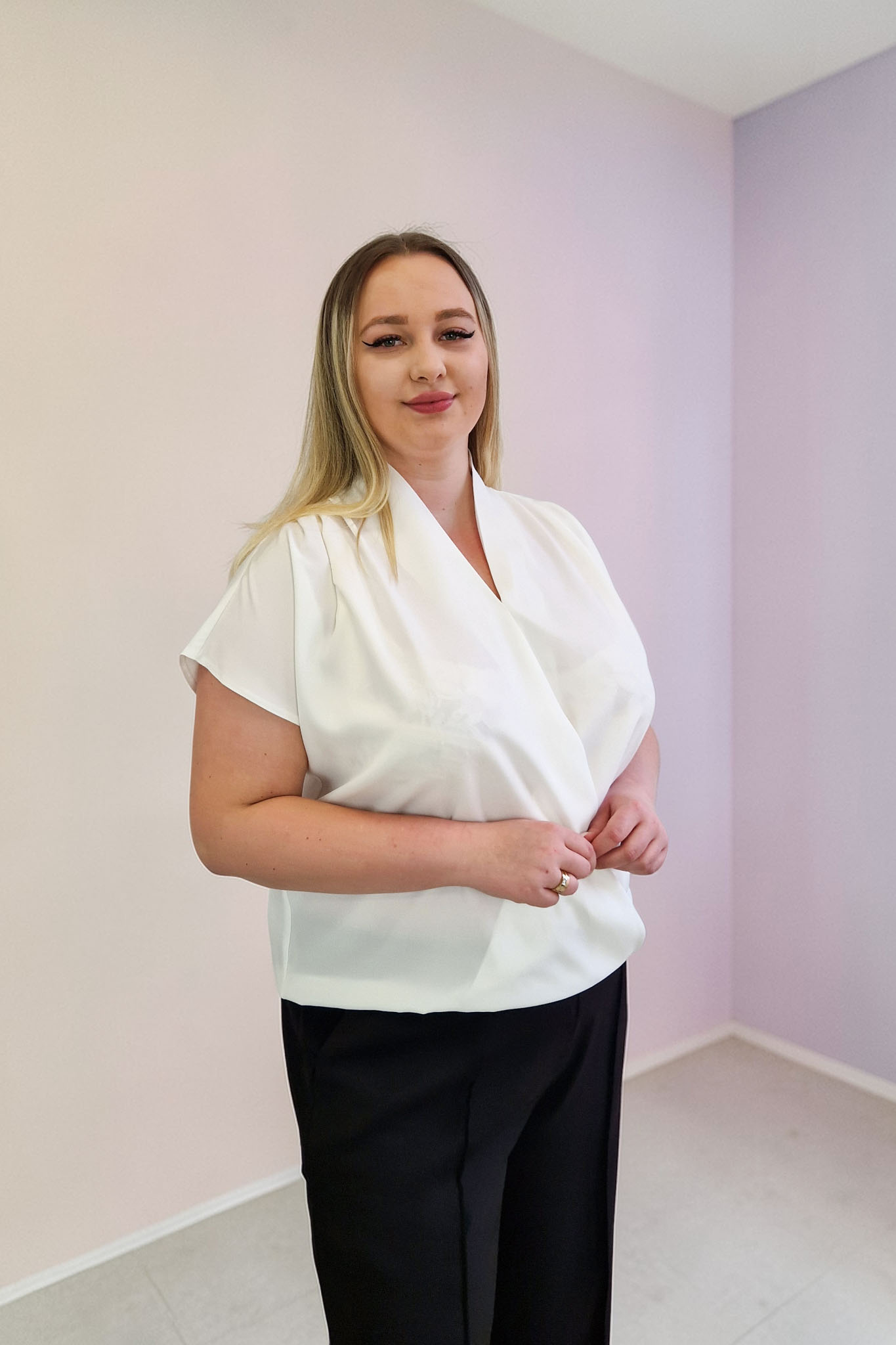 Sklep internetowy NeliNo Elegancka Bluzka z Kopertowym Dekoltem Kremowa