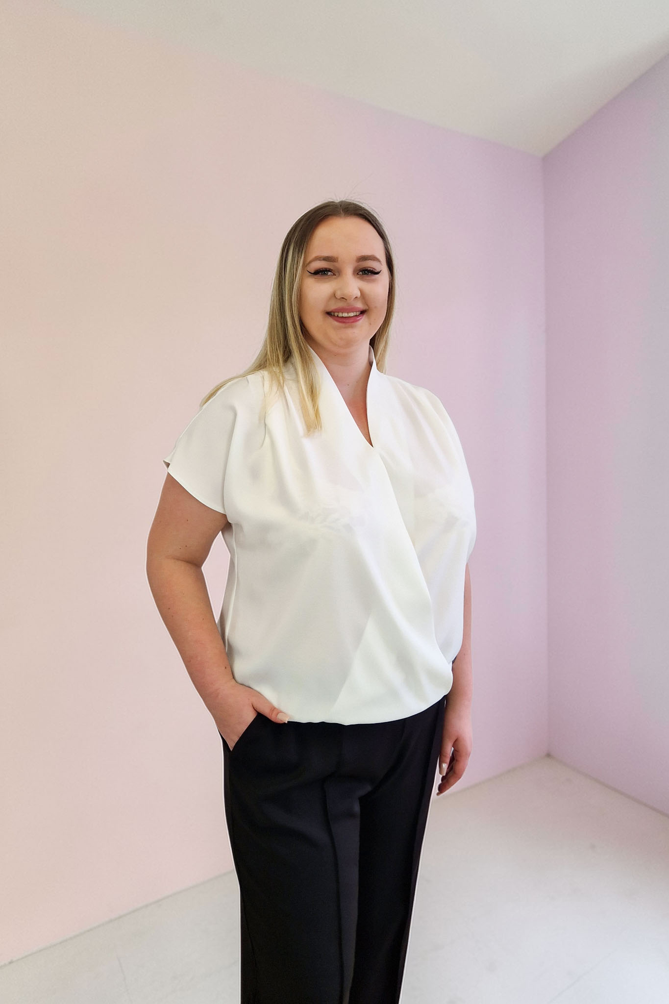 Sklep internetowy NeliNo Elegancka Bluzka z Kopertowym Dekoltem Kremowa - obrazek 2