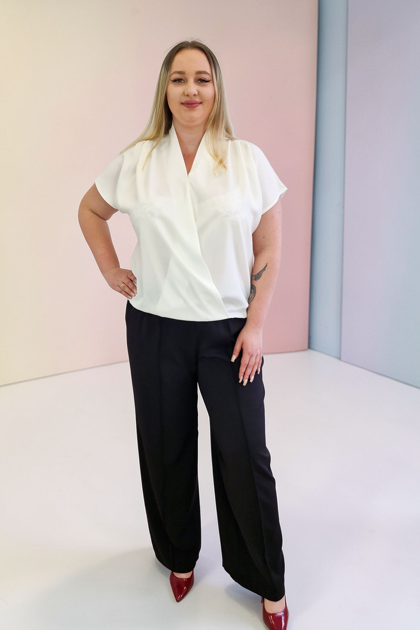 Sklep internetowy NeliNo Elegancka Bluzka z Kopertowym Dekoltem Kremowa - obrazek 3