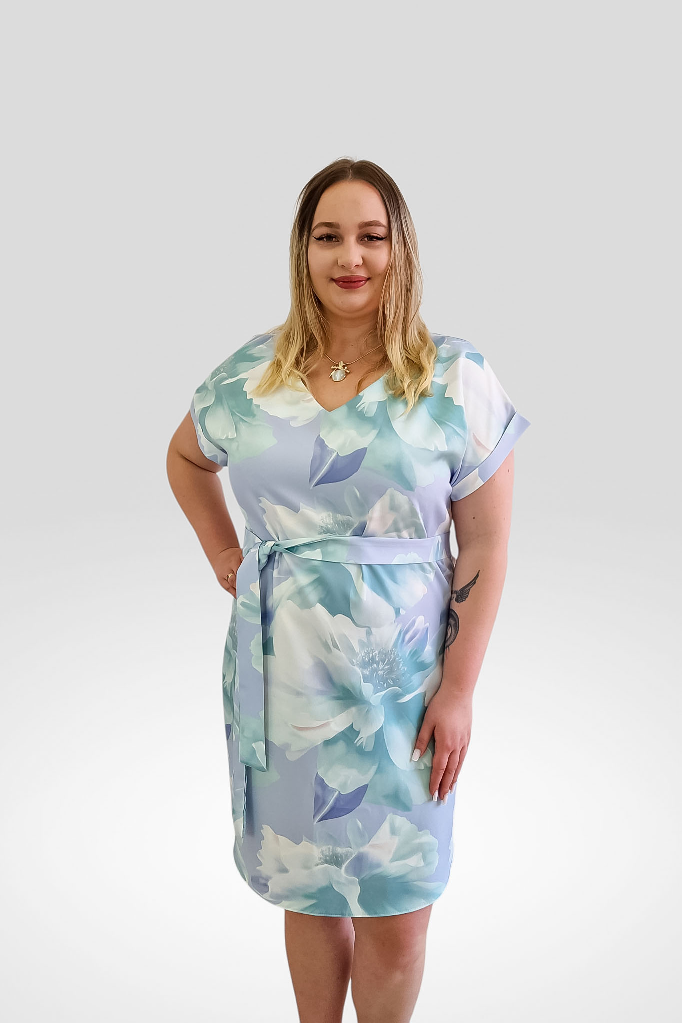 Elegancka sukienka z paskiem Camilla Pastelowa w Kwiaty - obrazek 2