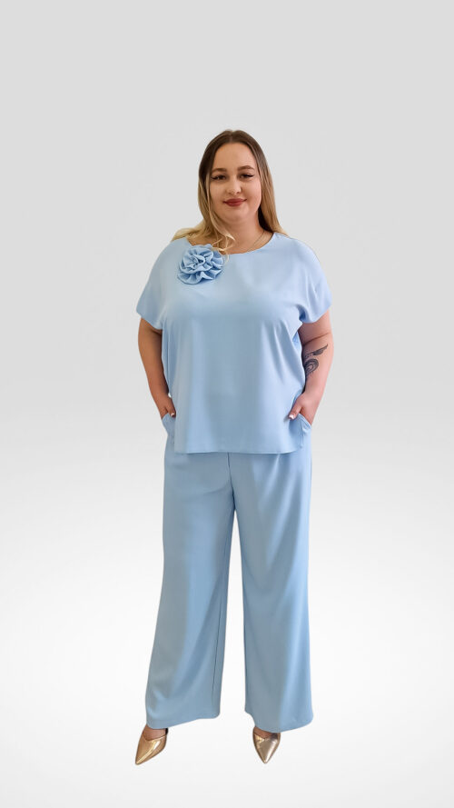 Elegancki Komplet Damski Spodnie z Bluzką i Broszką Błekitny