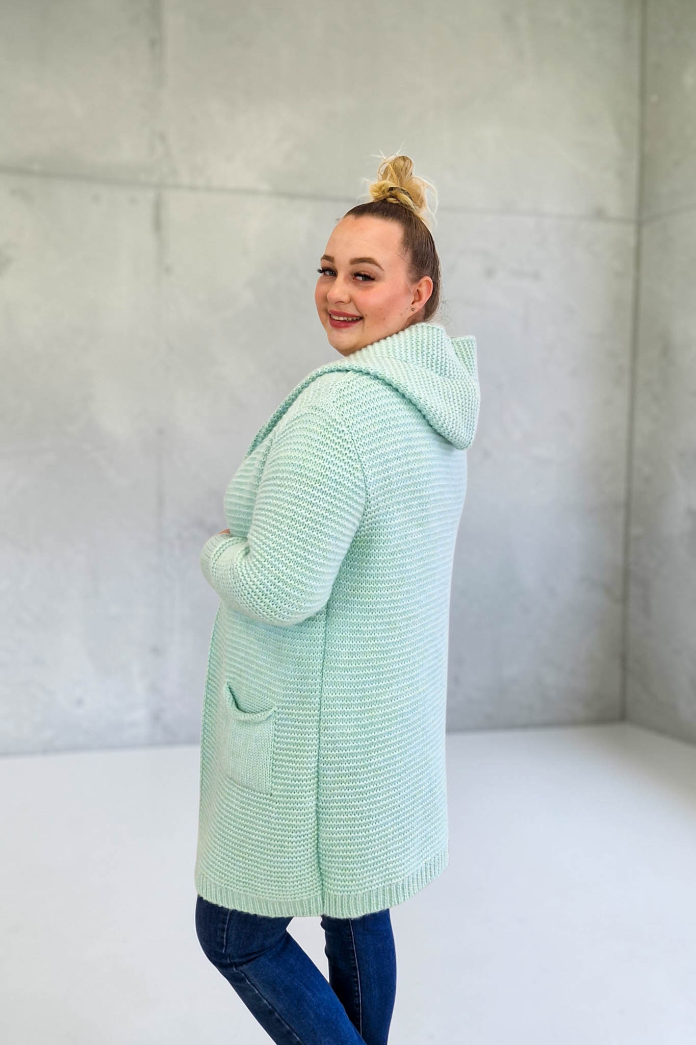 Sklep internetowy NeliNo Sweter Długi Kardigan Damski z Kapturem - obrazek 3