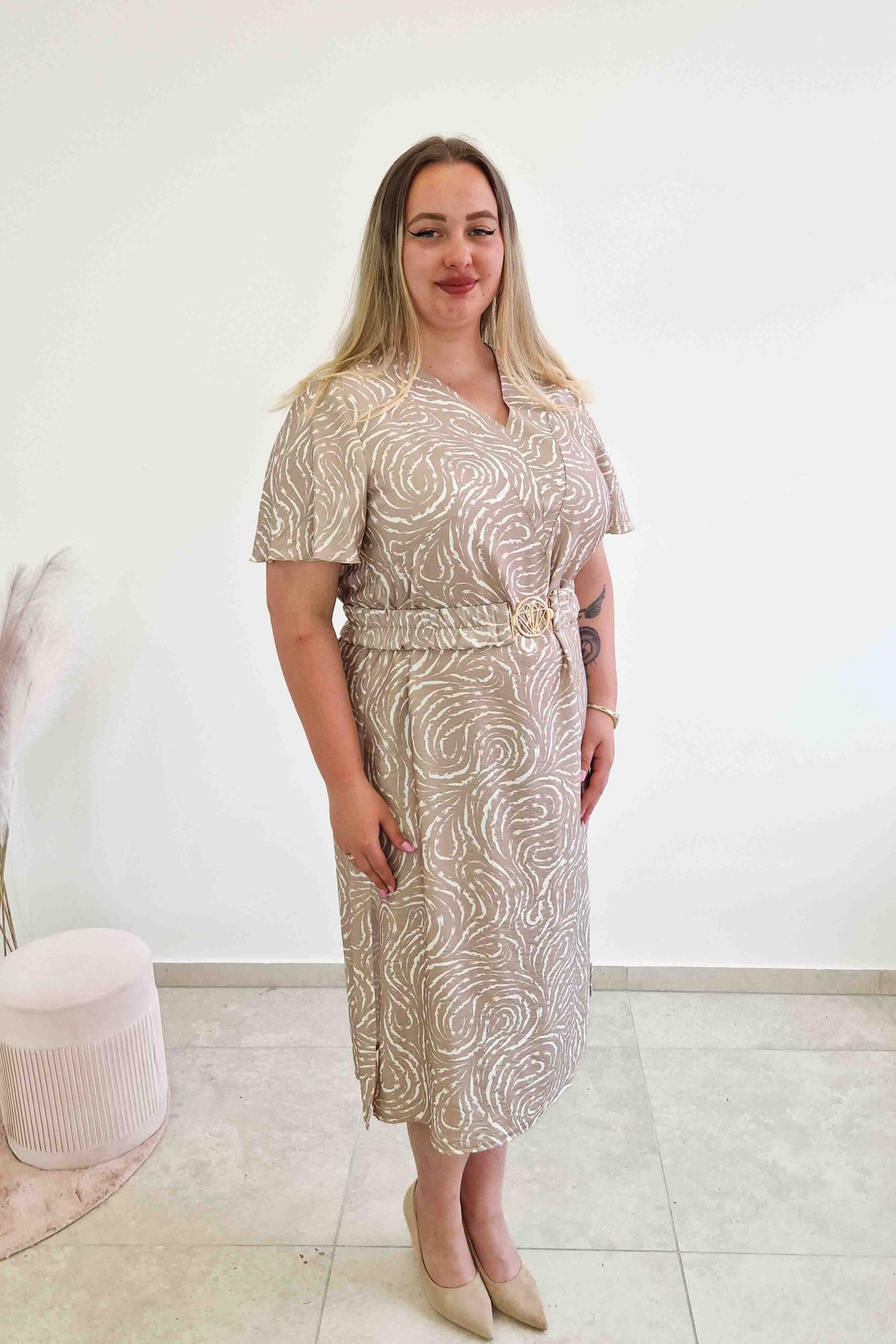 Sklep internetowy NeliNo Elegancka Sukienka Maxi w Liście z Ozdobnym Paskiem Beżowo-Biała