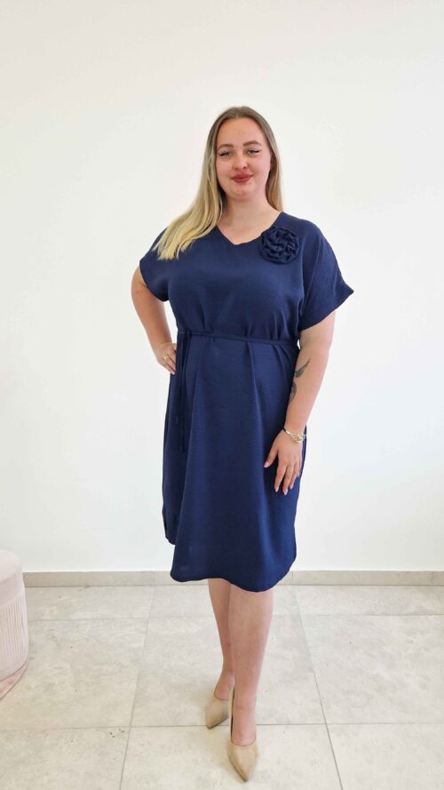 Elegancka Zwiewna Sukienka Maxi z Odpinaną Różą Granatowa