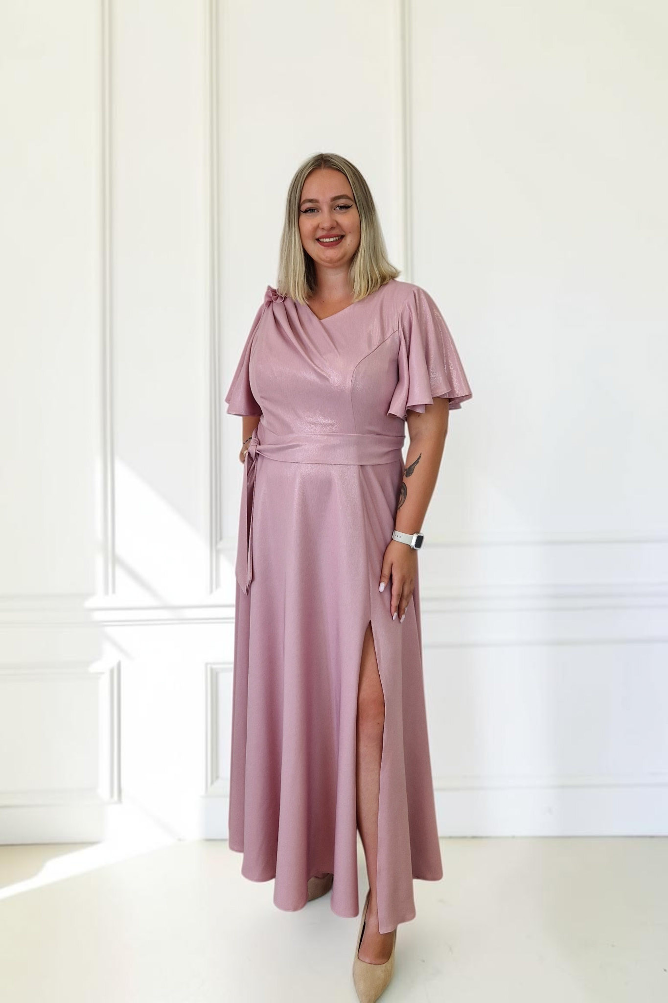 Sklep internetowy NeliNo Elegancka Sukienka Maxi z Połyskiem Dekolt Woda Brudny Róż
